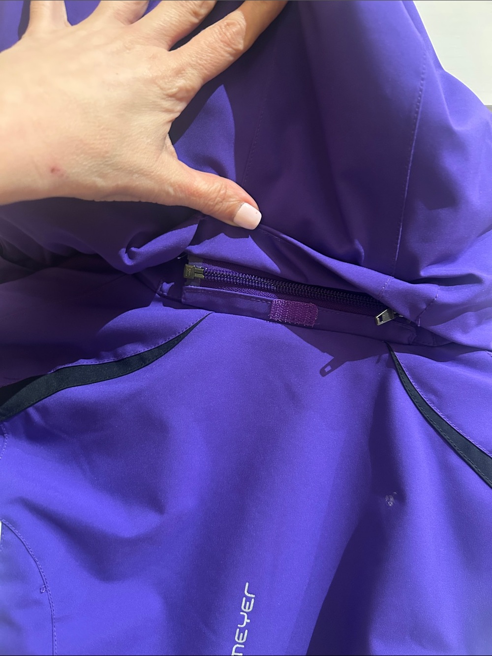 Obermeyer Purple and White Girls' Ski jacket - zippered pockets and hood - Picture 11 of 11
